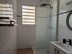 Dusche, Haartrockner, Handtücher, Toilettenpapier