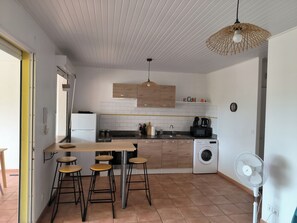 Micro-ondes, four, plaque de cuisson