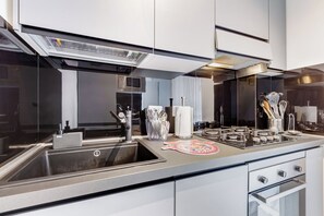 Microondas, horno, placa de cocina, lavavajillas