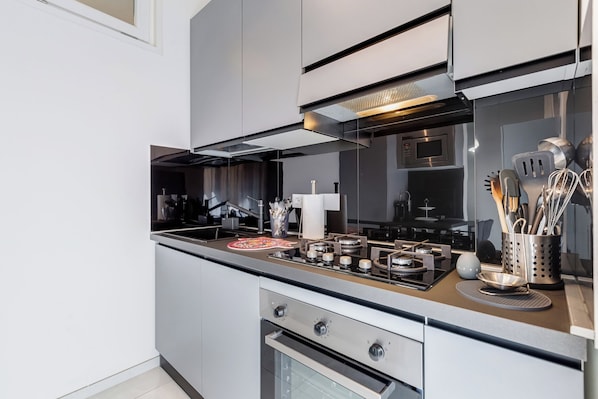 Micro-ondas, fogão, cooktop, lava-louças