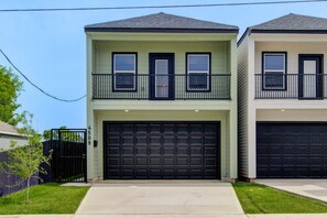 Exterior - Sleek City Escape Near Houston Medical Center (Houston)
