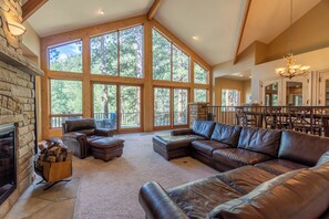 TV connectée, cheminée, lecteur de DVD