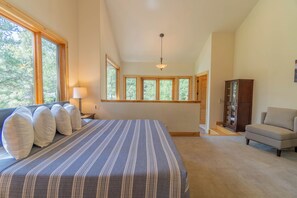 4 多间卧室、办公桌、熨斗/熨衣板、旅行婴儿床