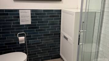 Dusche, Haartrockner, Bidet, Handtücher