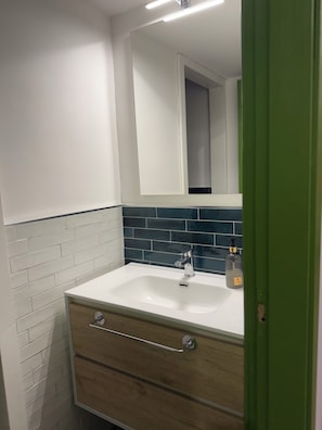 Douche, sèche-cheveux, bidet, serviettes fournies