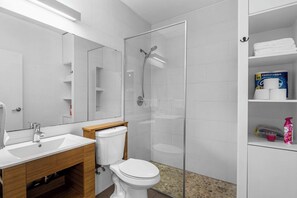 Bruser, hårtørrer, håndklæder