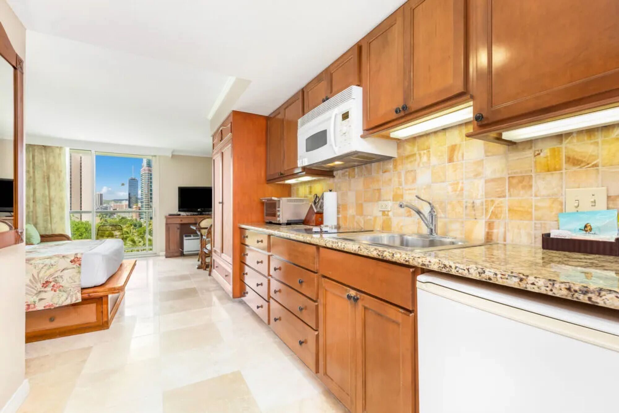 City View Queen Bed With Sofa Bed! Outdoor Pool, Kitchenette, Balcony! - Honolulu