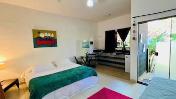 Decoración personalizada y espacio para trabajar con laptop