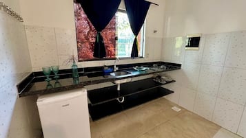 迷你冰箱、炉灶