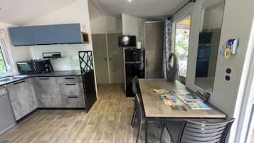 Microondas, horno, placa de cocina y lavavajillas