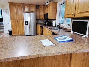 Coffee/tea maker, fridge, microwave, oven - Dakota Lodge (Dickinson)