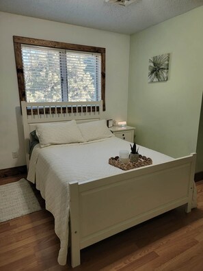 4 bedrooms, iron/ironing board, WiFi, bed sheets