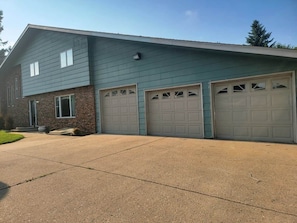 Exterior - Dakota Lodge (Dickinson)