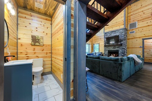 New - Revel in the Woods • Heated Pool • Forest Views • Outdoor Cinema •Golf