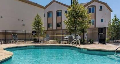 Comfy Apt by Lakeline Mall