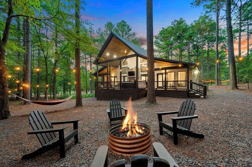 NEW Sexy Red Room - Outdoor Movie - Spa - Sauna