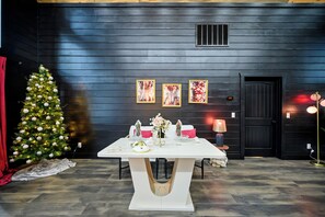 Dining - NEW Sexy Red Room - Outdoor Movie - Spa - Sauna (Broken Bow)