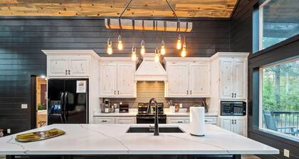 Romantic Forest Cabin, Views, Massage Spa, Sauna, Hot Tub