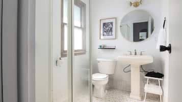 Estudio Confort | Baño | Toallas, jabón, shampoo, papel de baño