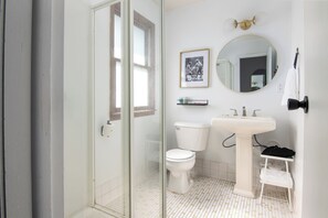 Estudio Confort | Baño | Toallas, jabón, shampoo, papel de baño