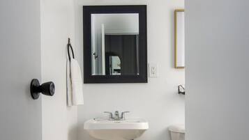 Deluxe Double Room | Bathroom