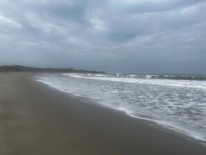 På stranden