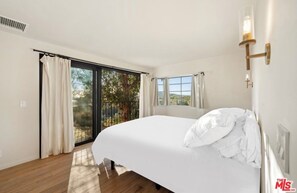 3 bedrooms, desk, iron/ironing board, free WiFi - Luxury Zen Oasis, Central, w Hollywood Sign View! (Los Angeles)