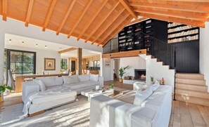 Smart-TV, Kamin, Bücher