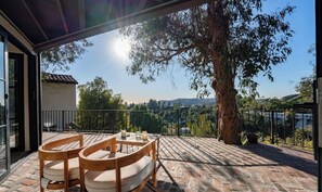 Terrace/patio - Luxury Zen Oasis, Central, w Hollywood Sign View! (Los Angeles)