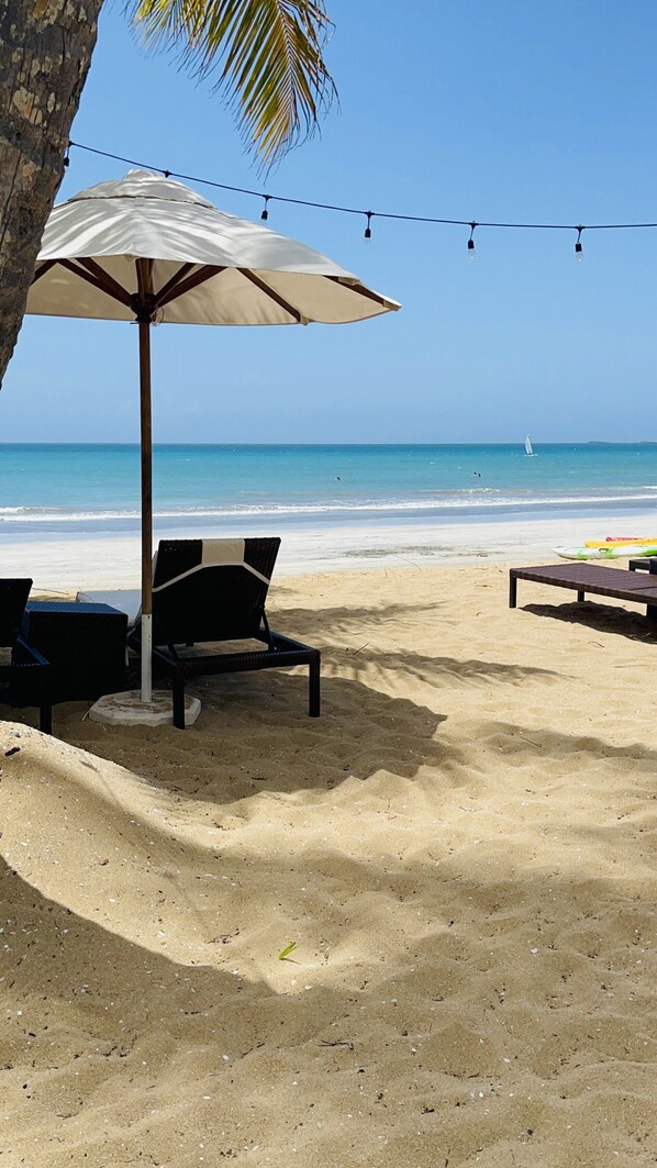 Playa privada y playa de arena blanca 