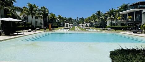 2 albercas al aire libre