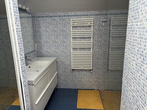 تجهيزات دش، مجففات شعر، مناشف، ورق حمّام