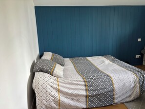 3 bedrooms, iron/ironing board, travel crib, free WiFi