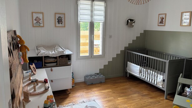 A child's room with a crib, a play area with toys, and a window with blinds. - Family home, Seignosse bourg (Seignosse)