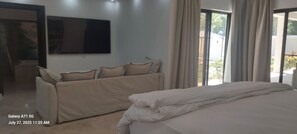 3 bedrooms, iron/ironing board, internet, bed sheets