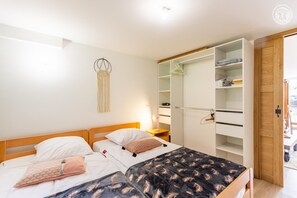 2 bedrooms, iron/ironing board, travel cot, free WiFi
