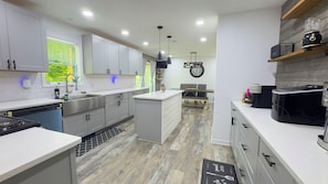 Micro-ondes, four, plaque de cuisson, lave-vaisselle