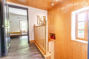 3 habitaciones, tabla de planchar con plancha y cuna de viaje