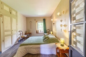 3 quartos, ferros/tábuas de passar roupa, berço de viagem