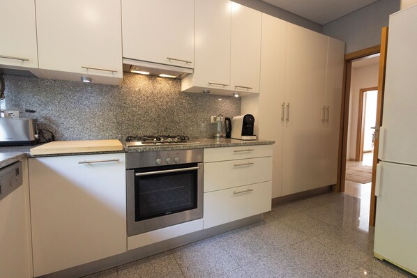 Microonde, forno, piano cottura, lavastoviglie