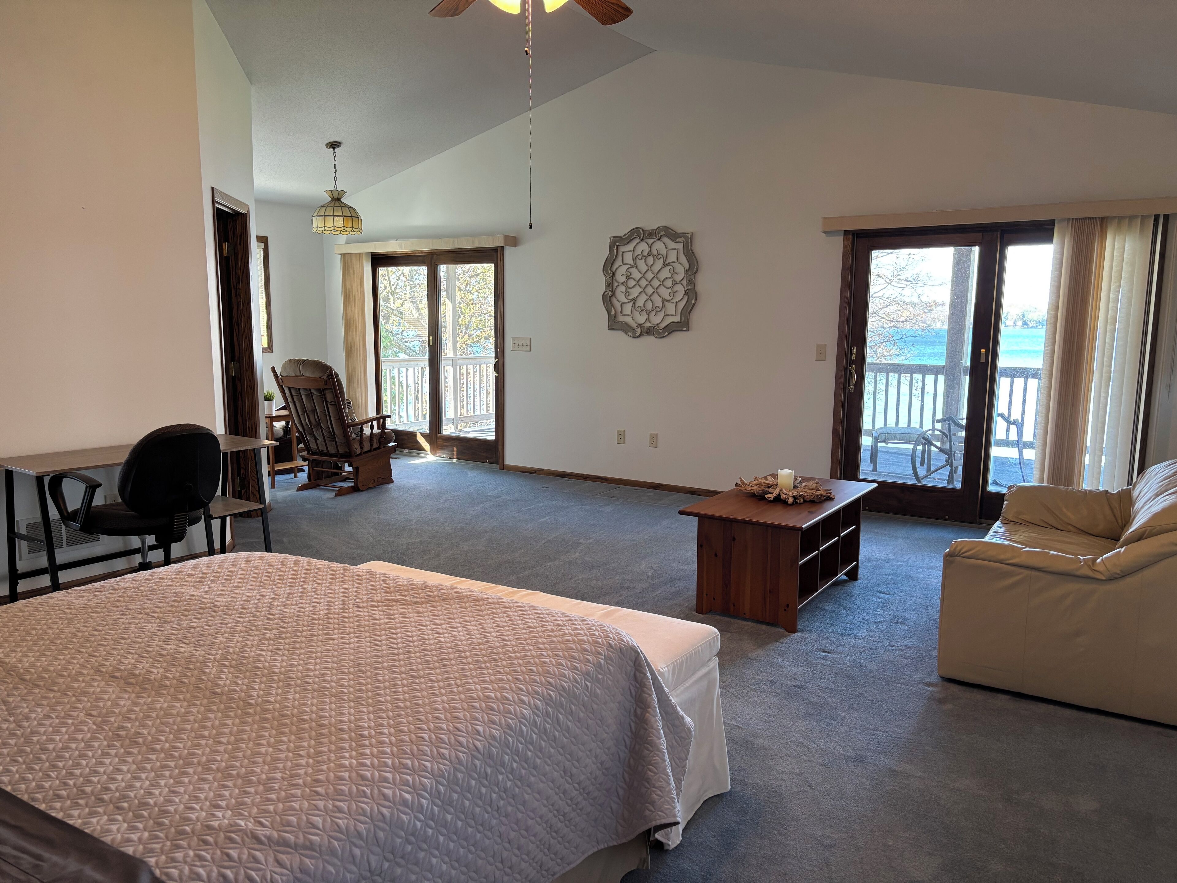 5 bedrooms, desk, WiFi, bed sheets