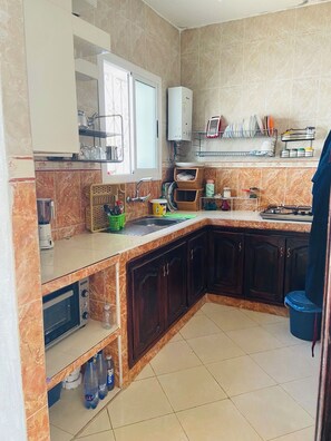 Refrigerador, parrilla de estufa y utensilios de cocina 