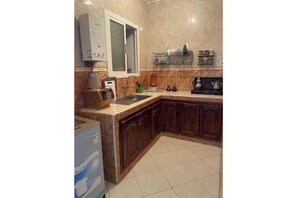 Fridge, stovetop, cookware/dishes/utensils, lobster pot