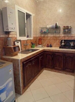 Fridge, stovetop, cookware/dishes/utensils, lobster pot