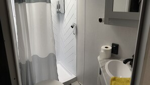 シャワー、タオル、石鹸、トイレットペーパー