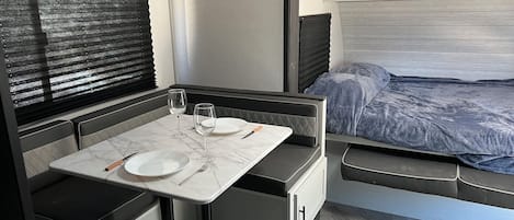1 quarto, acesso à internet, roupa de cama