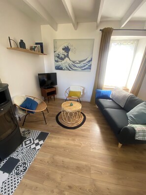 Fernseher, Kamin, Bücher