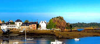 TY LOUIS Fisherman's cottage with sea view and beaches 2 minutes walk away
