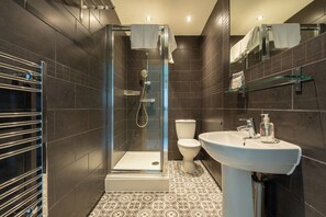 Klassieke Twin kamer, 2 eenpersoonsbedden | Verduisterende gordijnen, een strijkplank/strijkijzer, gratis wifi