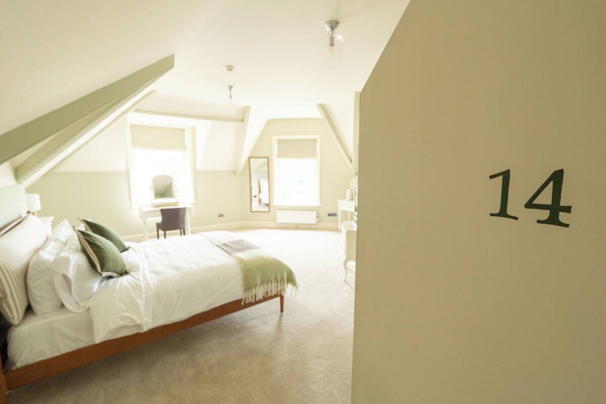 Superior Double Room, 1 King Bed | Blackout drapes, iron/ironing board, free WiFi